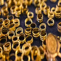 Harga Emas Perhiasan 13 April 2026 Stagnan, Ini Rincian Terbaru dari Lakuemas dan Rajaemas