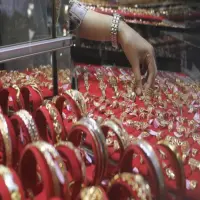 Harga Emas Perhiasan di Dua Raksasa, Laku Emas Melemah!
