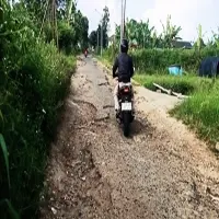 Warga Desa Pakuhaji Desak Pemkab Segera Perbaiki Jalan Rusak