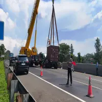 Gagal Nanjak Kontainer Truk Terlepas di Tol Cipularang Km 87A
