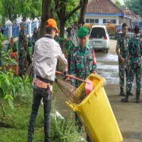Peringati Hari Buruh, Kodim 0605/Subang dan Stakeholder Bersihkan Pasar Terminal Subang