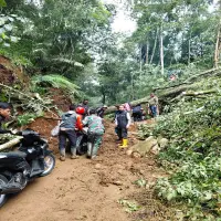 Pasca Longsor, Akses Jalan Darmaga–Cupunagara Mulai Dibersihkan
