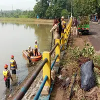 Unit SAR Pramuka 0914 dan Disdik Bersihkan Situ Cigangsa