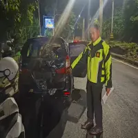 Kecelakaan Tunggal di Jalan Dua Ranggawulung Subang, Mobil Oleng Tabrak Trotoar dan Terbalik Miring