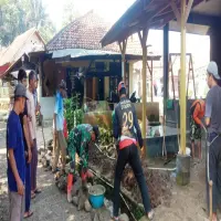 Antisipasi Banjir, Babinsa Bangun TPT Bersama Warga