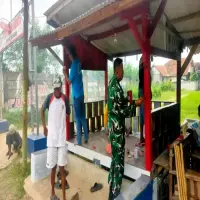 Perkuat Keamanan Lingkungan, Babinsa Renovasi Pos Kamling
