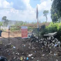 Warga Bingung Buang Sampah Usai TPS Campernik Jalancagak Ditutup