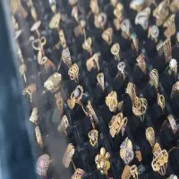 Harga Emas Perhiasan Meledak Hari Ini! 24 Karat Tembus Rp2,5 Juta per Gram, Investor Berburu Logam Mulia