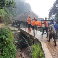 Tangis Pecah di Curug Cileat! Dua Wisatawan Karawang yang Hilang Akhirnya Ditemukan Tim SAR