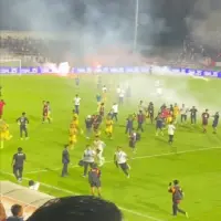 Ricuh Usai Persib Bandung Bungkam PSM 2-1 di Parepare, Flare Menyala hingga Suporter Turun ke Lapangan