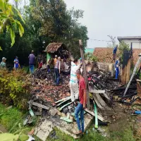 Kebakaran Rumah di Pasir Ipis Desa Jayagiri, 11 Warga Terdampak Harus Mengungsi