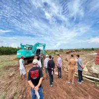 Polres Subang Police Line Excavator Lokasi Tambang Ilegal di Patokbeusi
