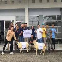 Rayakan Iduladha 1447 H, FIFGROUP Purwakarta Berbagi Hewan Kurban dengan Masyarakat Sekitar
