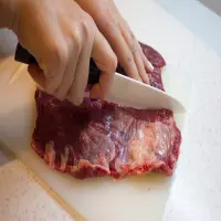 Peralatan Bekas Mengolah Daging Kurban Bau Amis? Coba Tips Ini