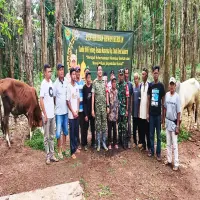 Dandim 0605/Subang Serahkan Tiga Ekor Sapi Kurban untuk Warga Jaya Negara