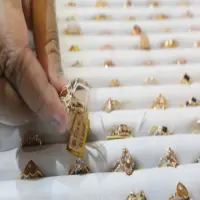Harga Emas Perhiasan Hari Ini 30 Mei 2026 Turun, Emas 24 Karat Lakuemas Dibanderol Rp2,438 Juta per Gram