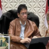 Menkeu Purbaya Dukung Produk Lokal, Tampil Elegan dengan Jaket Kulit Garut