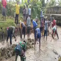 Ancaman Erosi dan Banjir, Babinsa Bersama Warga Cilandesan Bangun Tanggul dan Bersihkan Sungai