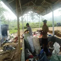 Pemuda Tenjolaya Bangun TPS Swadaya, Jadi Pelopor Gerakan Peduli Sampah di Subang Selatan