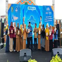 Buku Cahaya di Ruang Kelas, Bukti Guru Tak Hanya Mengajar Tapi Juga Menulis