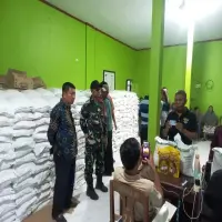 Babinsa Desa Sukamaju Monitoring Penyaluran Bahan Pangan