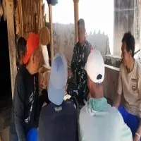Babinsa AD Desa Sindangsari Ajak Warga Waspadai Isu Pencuri Bermodus Pocong