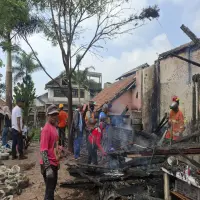 Diduga Akibat Korsleting Listrik, Satu Rumah di Ciater Ludes Dilalap Si Jago Merah