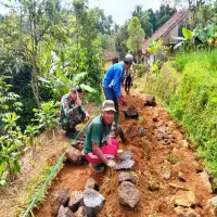 Babinsa Bantu Petani Bangun Jalan Usaha Tani di Desa Cikujang
