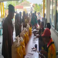 Pastikan Tepat Sasaran, Pemcam Pusakajaya Monitoring Penyaluran Bantuan Pangan di Desa Rangdu