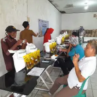 Ribuan Warga Desa Kamarung Dapat Bantuan Pangan