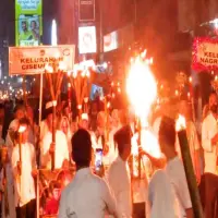 Gagal Atraksi, Peserta Pawai Obor Alami Luka Bakar