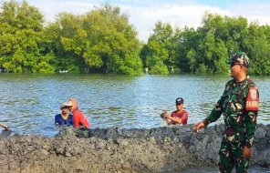Kerap Jebol, Warga Sukasari Kembali Bangun Tanggul Secara Manual, Atasi Banjir Rob