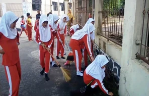 Patut Ditiru! Pelajar SDN 1 Pasawahan Kidul Gotong royong Bersihkan Lingkungan Sekolah