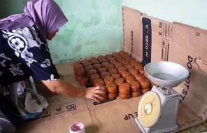 Produsen Kue Keranjang di Purwakarta Pertahankan Tradisi Menjelang Imlek Meski Produksi Turun