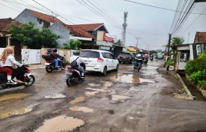 Ruas Jalan Dangdeur - Gambarsari Rusak Berat, Banyak Genangan Air