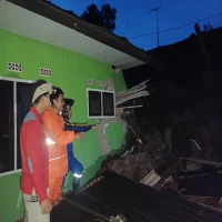 Tanah Longsor di Kampung Sukamelang, Satu Rumah Guru Tertimbun