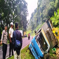 Truk Bermuatan 5 Ton Telur Terguling di Purwakarta, Kerugian Ditaksir Rp200 Juta