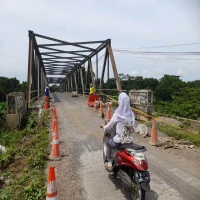 Masyarakat Jaga Jembatan Compreng, Amankan Pengendara Dari Jalan Berlubang