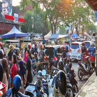 Ngabuburit Berburu Takjil di Pasar Pujasera Subang