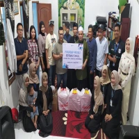 FIFGROUP Berbagi Takjil di Yayasan As Shofi Adrikini An Nufusi