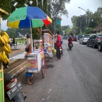 Sambut Pagelaran Wayang Golek, Ratusan Pedagang Padati Alun Alun Subang