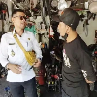 Kades Jalancagak Perintahkan Pemilik Bangunan Bongkar Kios Kumuh