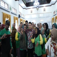 Bupati Subang Naikkan Honor Petugas Kebersihan