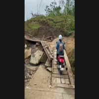 Warga Keluhkan Jalan Rusak Parah di Desa Panyindangan Purwakarta