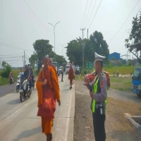 38 Bhante dari Berbagai Negara Jalan Kaki Menuju Candi Borobudur Tiba di Subang Langsung di Sambut Warga