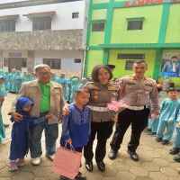 Dapat Surat, Kasatlantas Purwakarta Beri Peluk Hangat Anak TKIT Cendikia