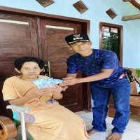 65 KPM  Dapat BLT DD Ekstrim di Desa Cibogo, Umumnya Lansia Sebatangkara