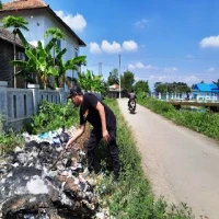 BPD Sumbersari di Subang Geram, Sampah Liar Berserakan Samping Kantor Desa