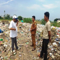 Kurang Cermat Tata Kelola Sampah, Masyarakat Pusakajaya Terpaksa Buang Sampah di Pinggir Jalan