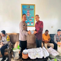 Purna Tugas, Kapolsek Pagaden Berikan Cindera Mata Kepada AKP Durahman selaku Kanit Binmas Polsek Pagaden